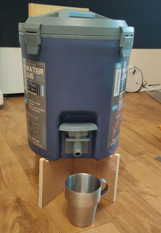 워터저그를 올려놓고 만들어졌는지 확인하는 사진