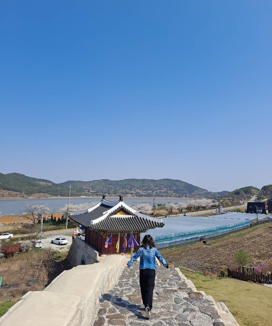 용진진 계단으로 내려가다