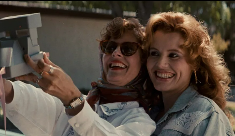 델마와 루이스가 포라로이드 사진찍는 장면