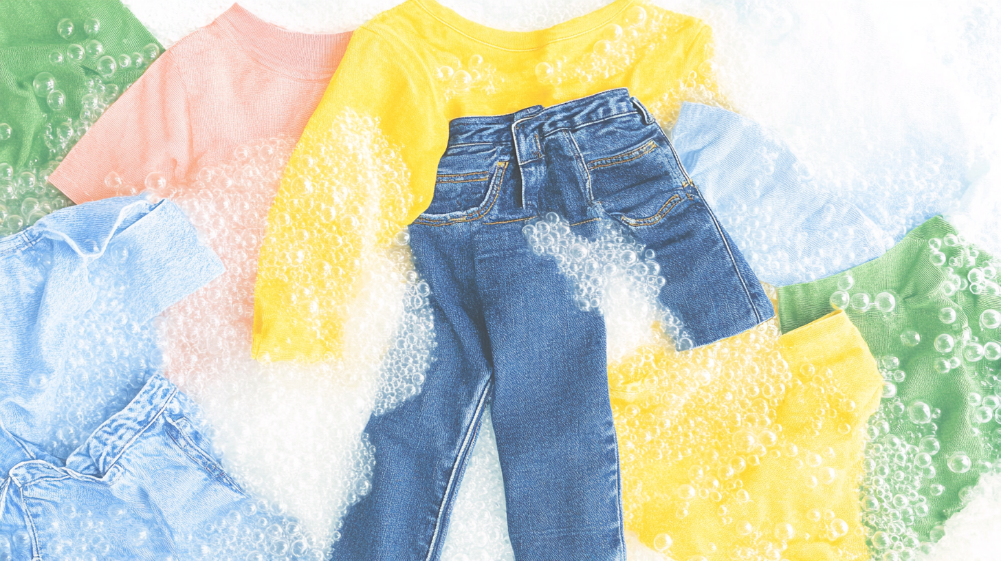 24kg의 청바지와 티셔츠를 에코 버블 기술로 세탁하여 거품 디테일이 강조된 깔끔한 결과물을 보여주는 모습