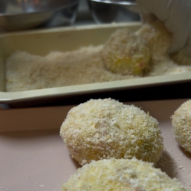 감자 반죽에 빵가루 입히기