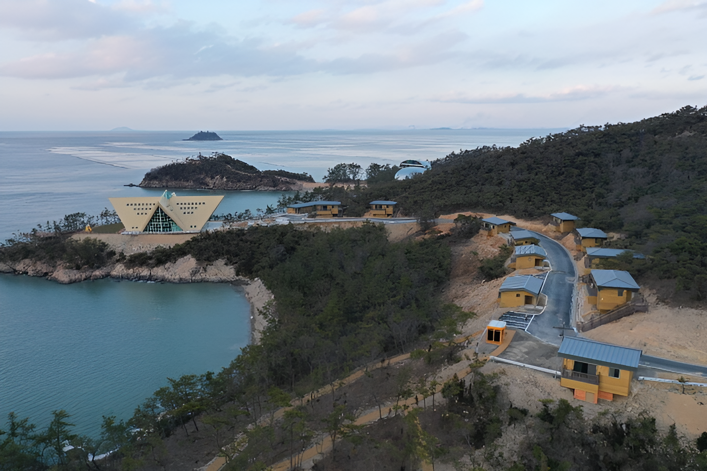 역사와 자연이 어우러진 신시도, 5월의 이달의 섬