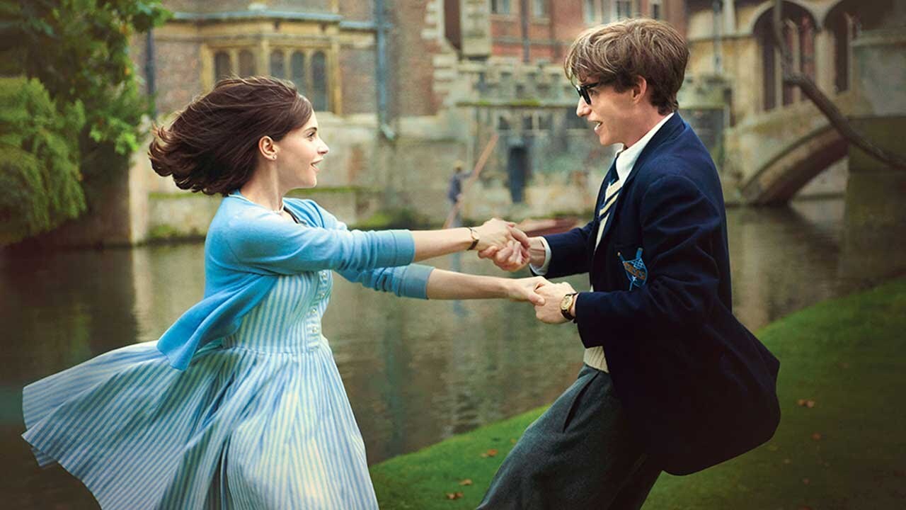 남녀가 춤을 추는 사진