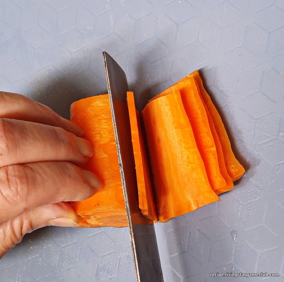 감자채볶음에 들어갈 당근을 자르는 사진