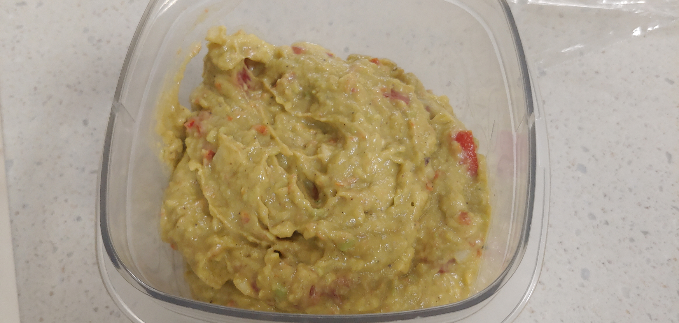 핸드 블렌더로 아보카도를 갈아버리면 다른 재료와 섞여 색이 누래지고 식감도 완전한 소스로 변합니다.