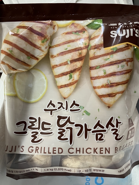 수지스 그릴드 닭가슴살 1.8kg 제품 패키지 정면 &ndash; 그릴 자국이 선명한 닭가슴살 이미지와 레몬 조각이 인쇄된 진공 포장 형태