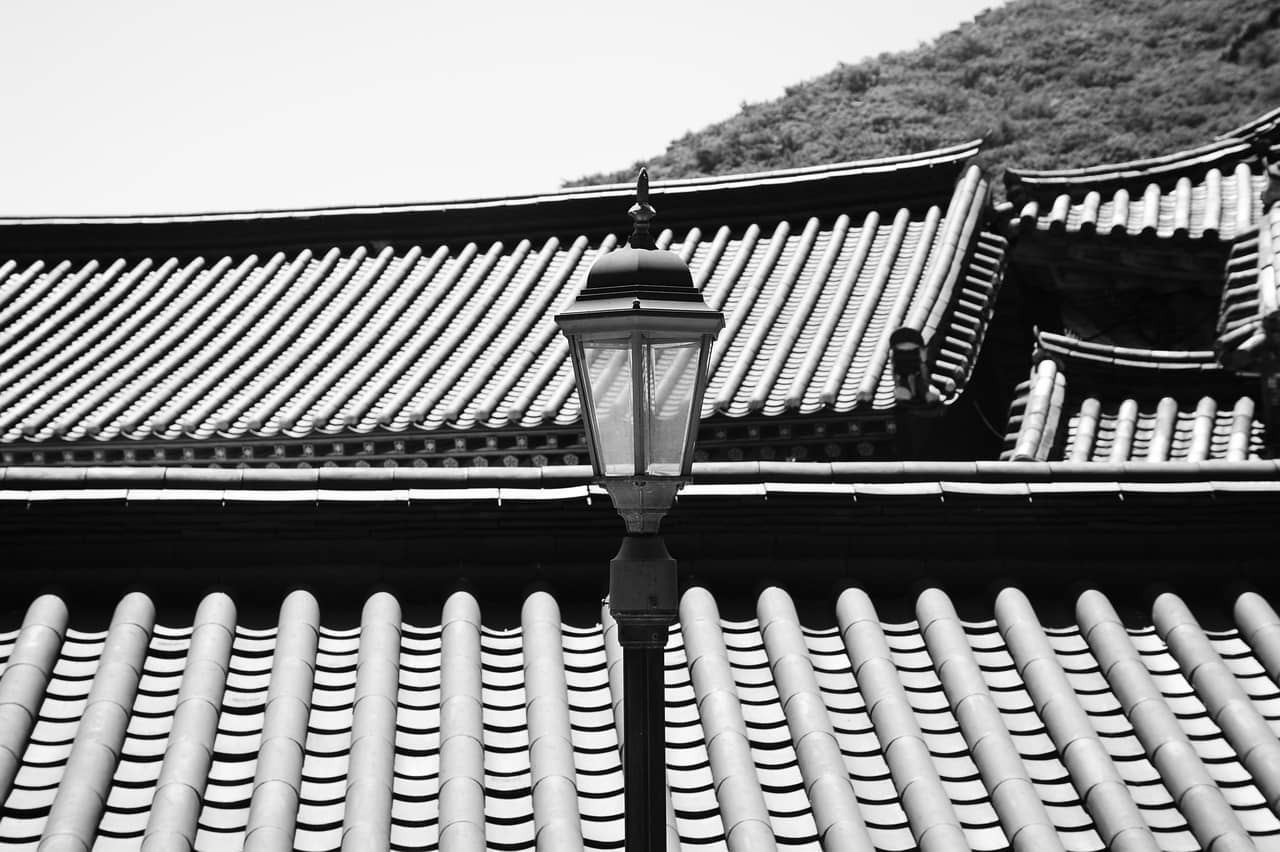 전통 기와의 제작 방식과 미적 발전