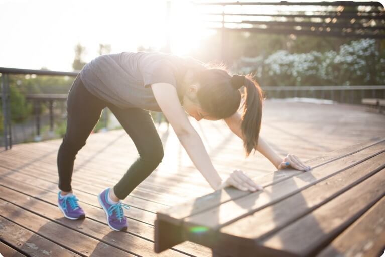 야외에서 운동하는 모습