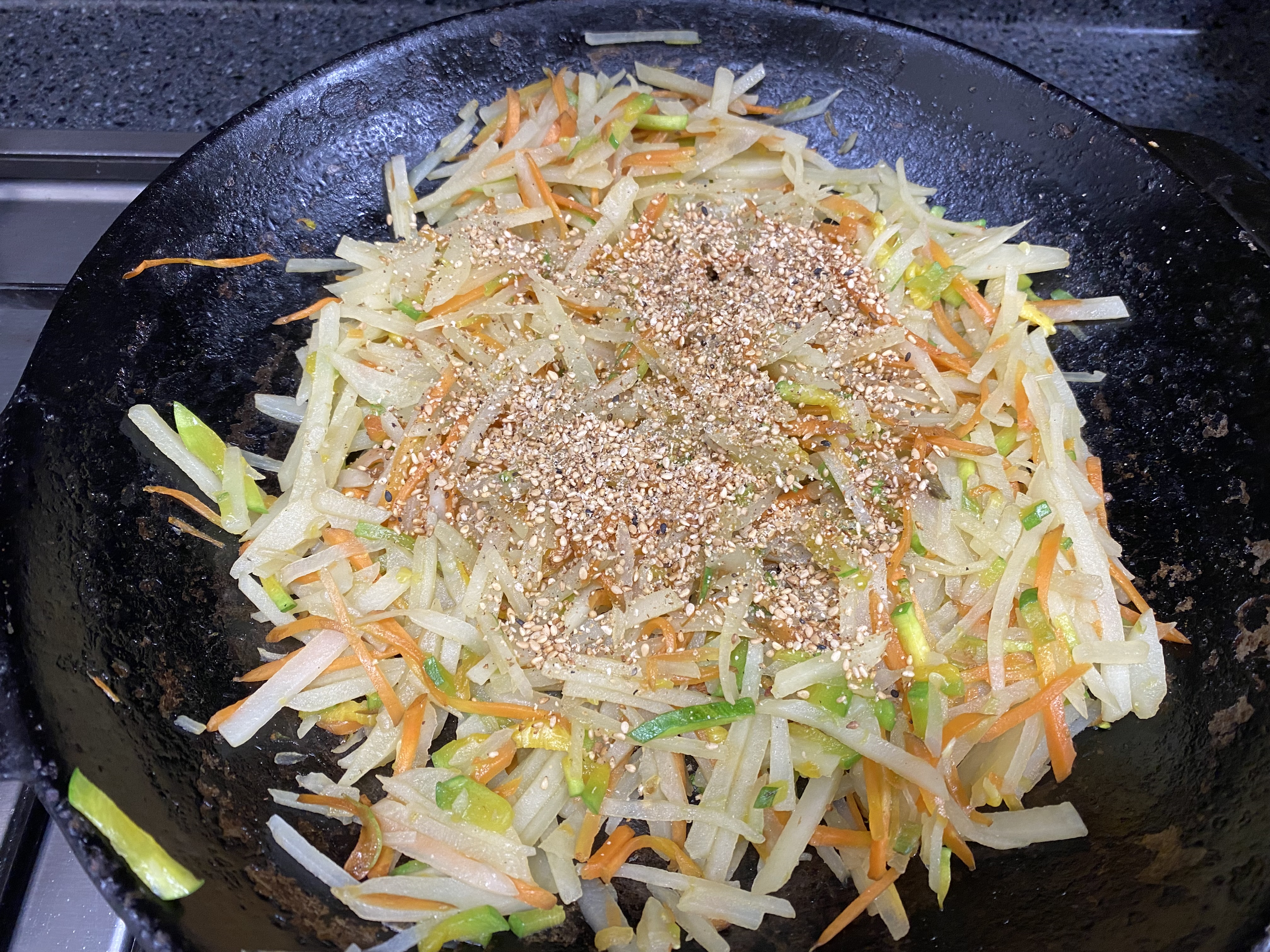 깨뿌린 감자 애호박 당근 볶음