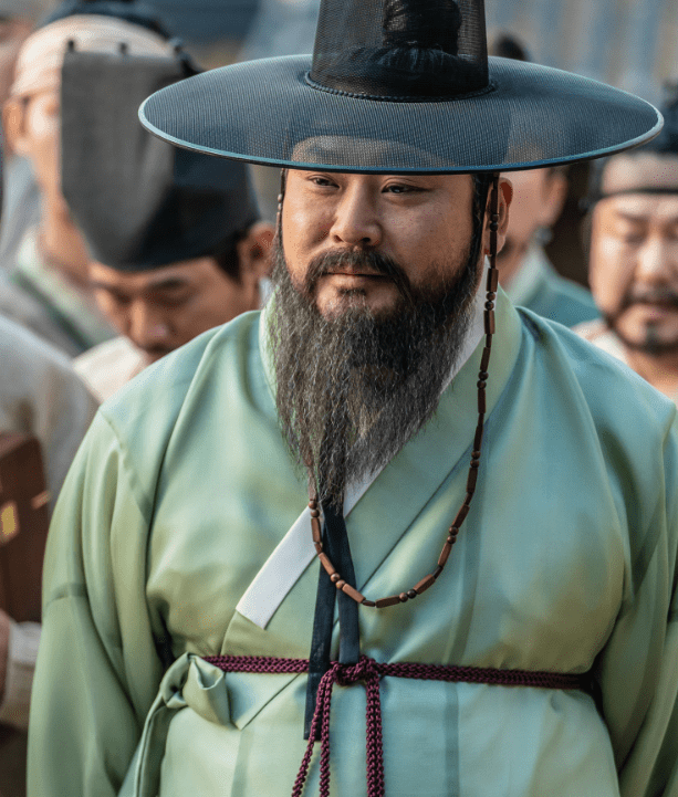 이형익이-뒷짐을-지고-고개를-끄덕이는-장면