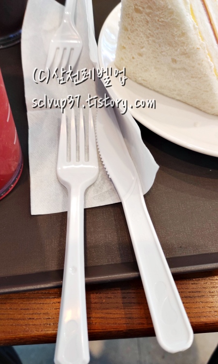 메가커피 디저트 일회용 포크와 나이프