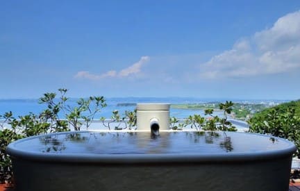 바닷가가 보이고 작은 목욕탕에 물이 가득 차 있다.