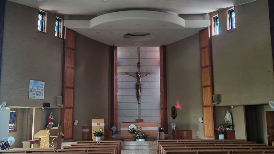 청주 사창동성당 성전 안 제대, 제단, 십자고상, 감실 사진