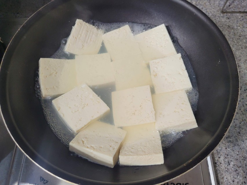 냄비에 물과 두부가 끓는 모습