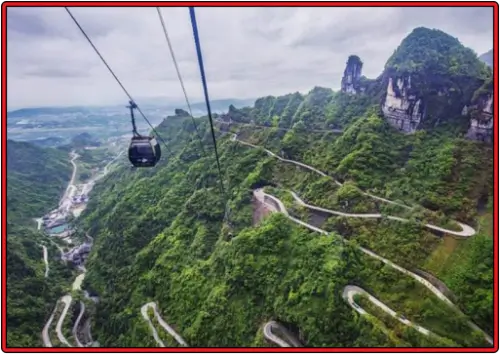 천문산의-푸른-삼림-경관을-탁-트인-시야로-볼-수-있는-케이블카