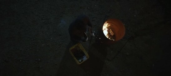 범행 증거를 불태우는 모습