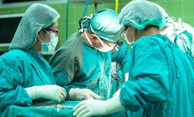 의사들이 수술하는 사진입니다.