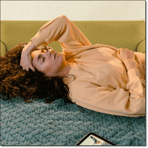 뇌압 상승으로 두통이 심한 여성