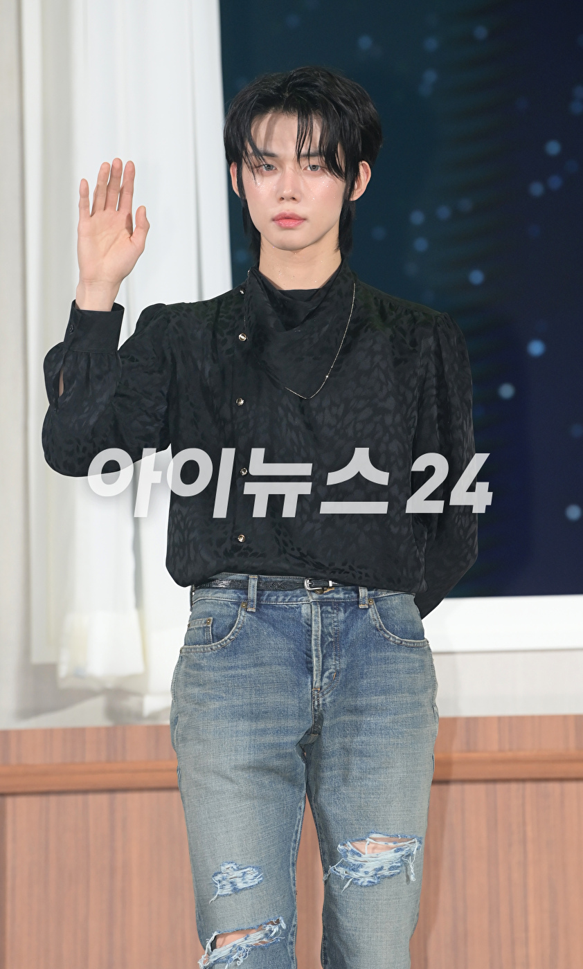 그룹 투모로우바이투게더 연준이 26일 오후 서울 강남구 코엑스 오디토리움에서 열린 투모로우바이투게더(TOMORROW X TOGETHER, TXT) 미니 5집 '이름의 장: TEMPTATION' 발매 쇼케이스에서 타이틀곡 무대를 선보이고 있다. [사진=정소희 기자]