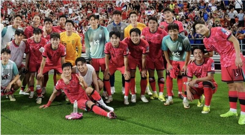 축구장-잔디밭-위의-한국-선수들