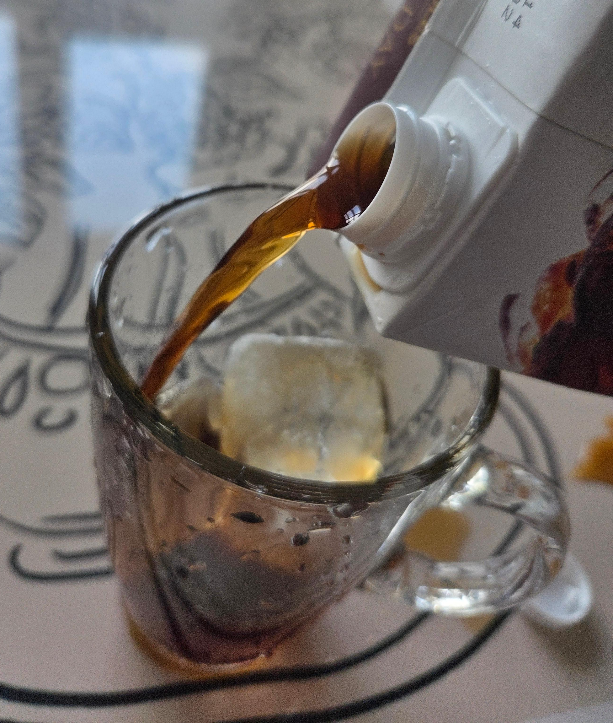 커피 따르는 중