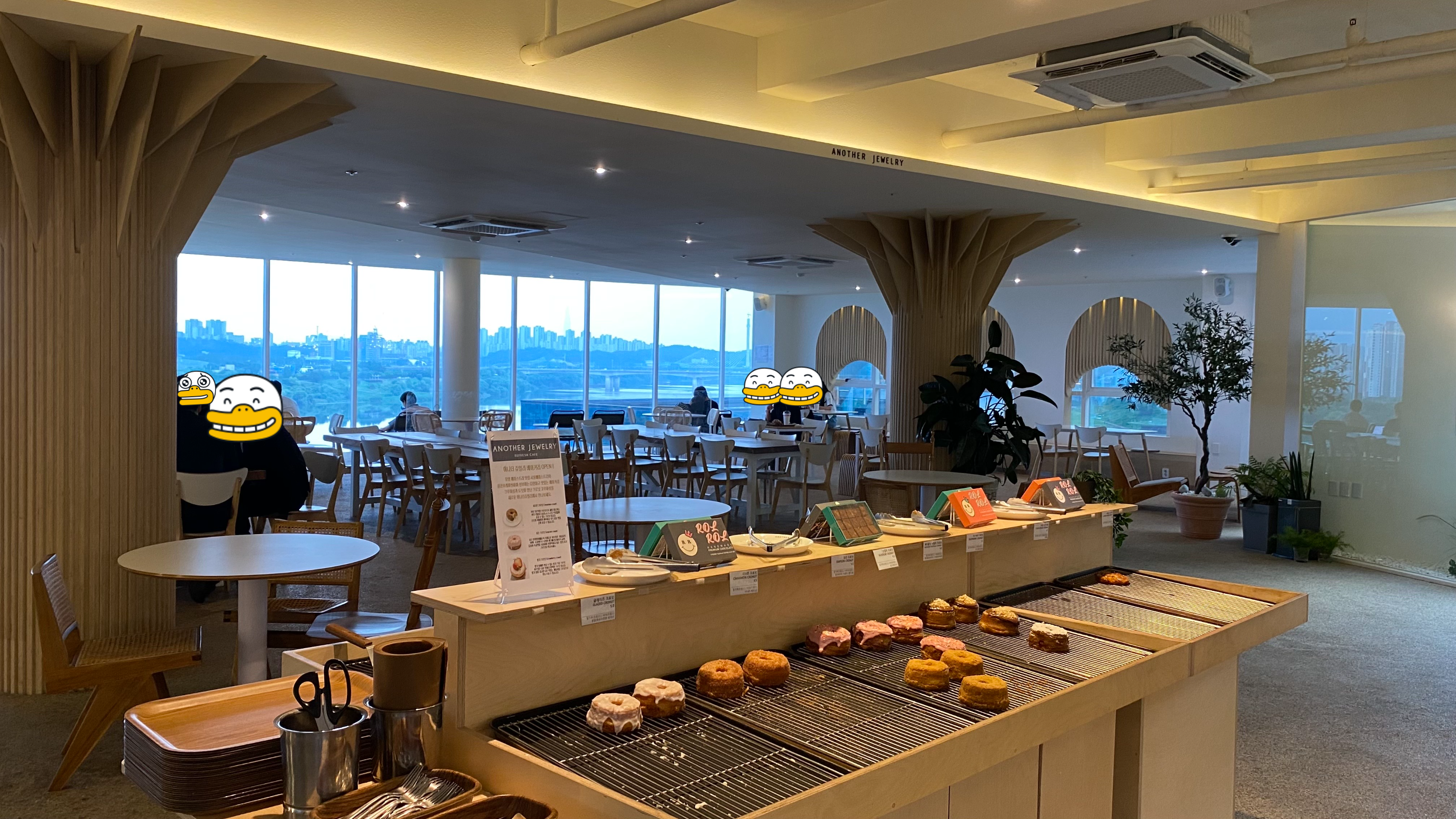 어나더쥬얼리 내부 사진