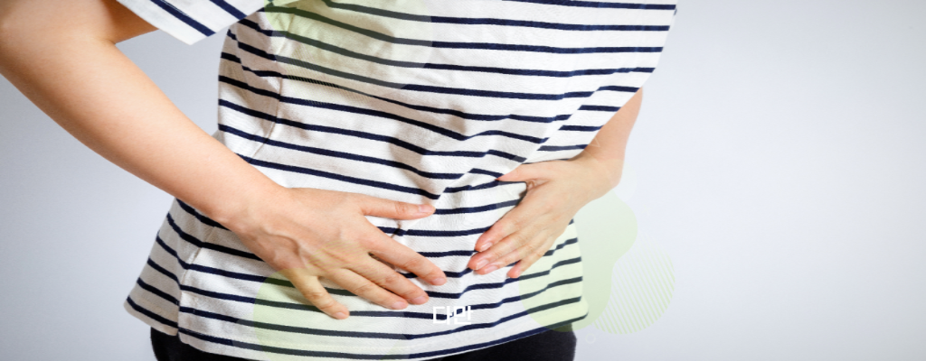 배를-부여잡고-있는-장면