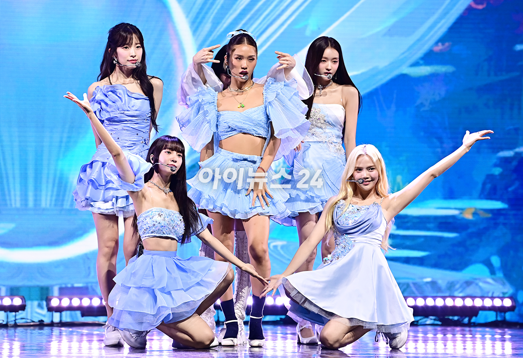 그룹 오마이걸이 24일 오후 서울 광진구 예스24라이브홀에서 진행된 아홉 번째 미니 앨범 '골든 아워글래스'(Golden Hourglass) 발매 기념 쇼케이스에서 무대를 선보이고 있다. [사진=곽영래 기자]