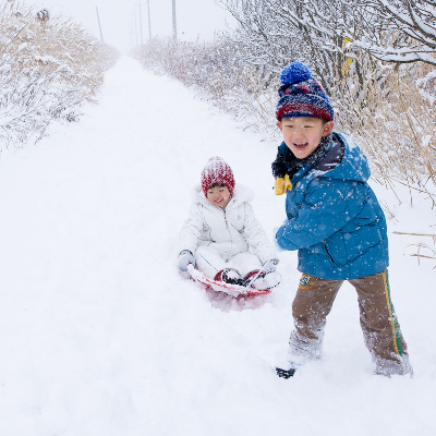 눈썰매타는-두아이