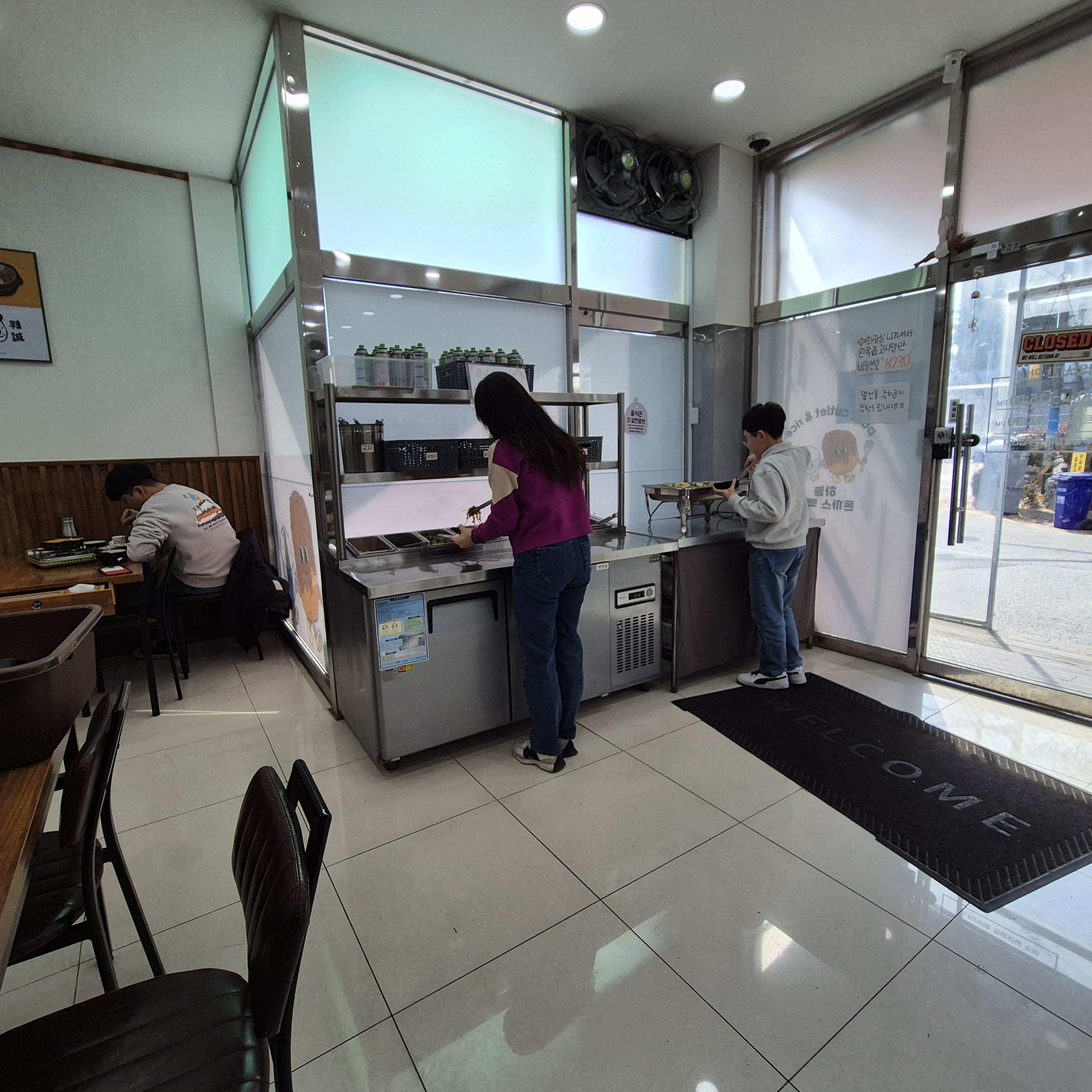 하늘돈까스에서 나오는 총 10가지의 반찬은 모두 무한리필