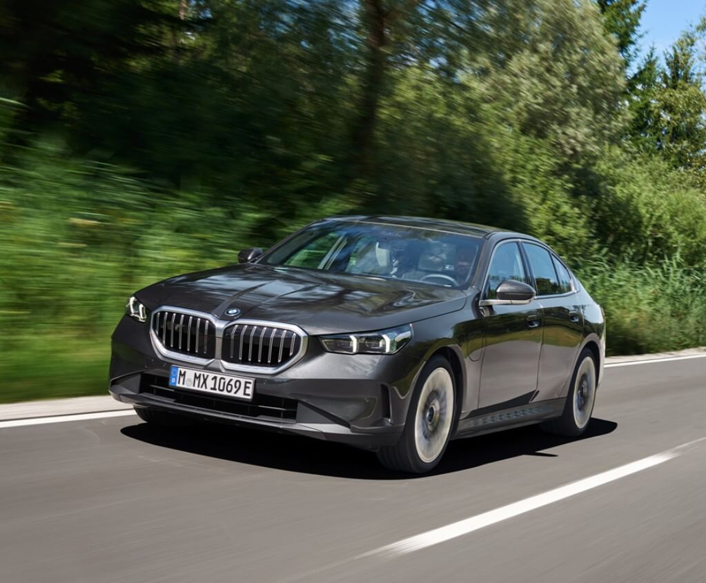 2025 BMW 5시리즈 하이브리드 제원 포토 연비 530e 정보 