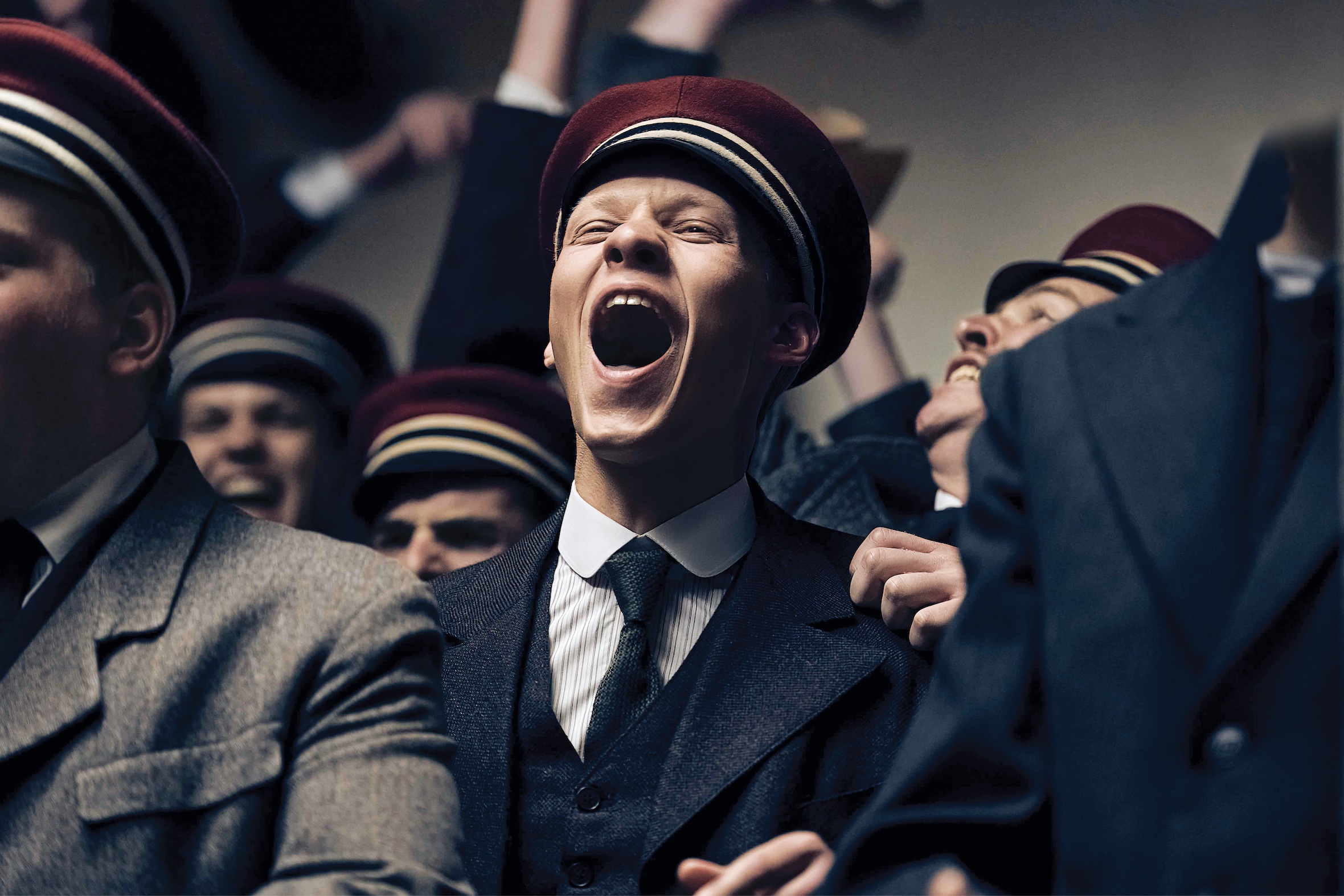 자원입대하여 환호를 지르는 주인공