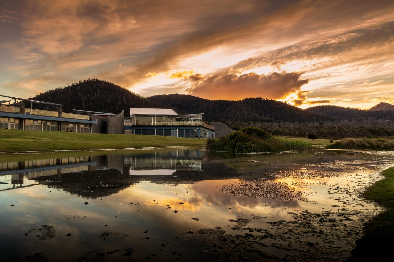 노을이 산등성이를 넘어 붉게 물들일 때, 그 빛은 건물 유리창을 타고 번지며 잔잔한 호수 위에 고요한 반영을 남긴다. 자연과 건축이 어깨를 맞대고 서 있는 이 풍경은 일상의 끝에서 마주하는 고요한 평온처럼 다가온다. 물 위에 흐르는 하늘과 산의 실루엣은 풍경을 거울처럼 뒤집어 보여주며 현실과 환상의 경계를 흐리게 만든다. 하루의 끝, 빛과 그림자가 뒤섞인 이 조용한 장면은 잠시 멈춰 서서 숨을 고르게 만드는 사진.