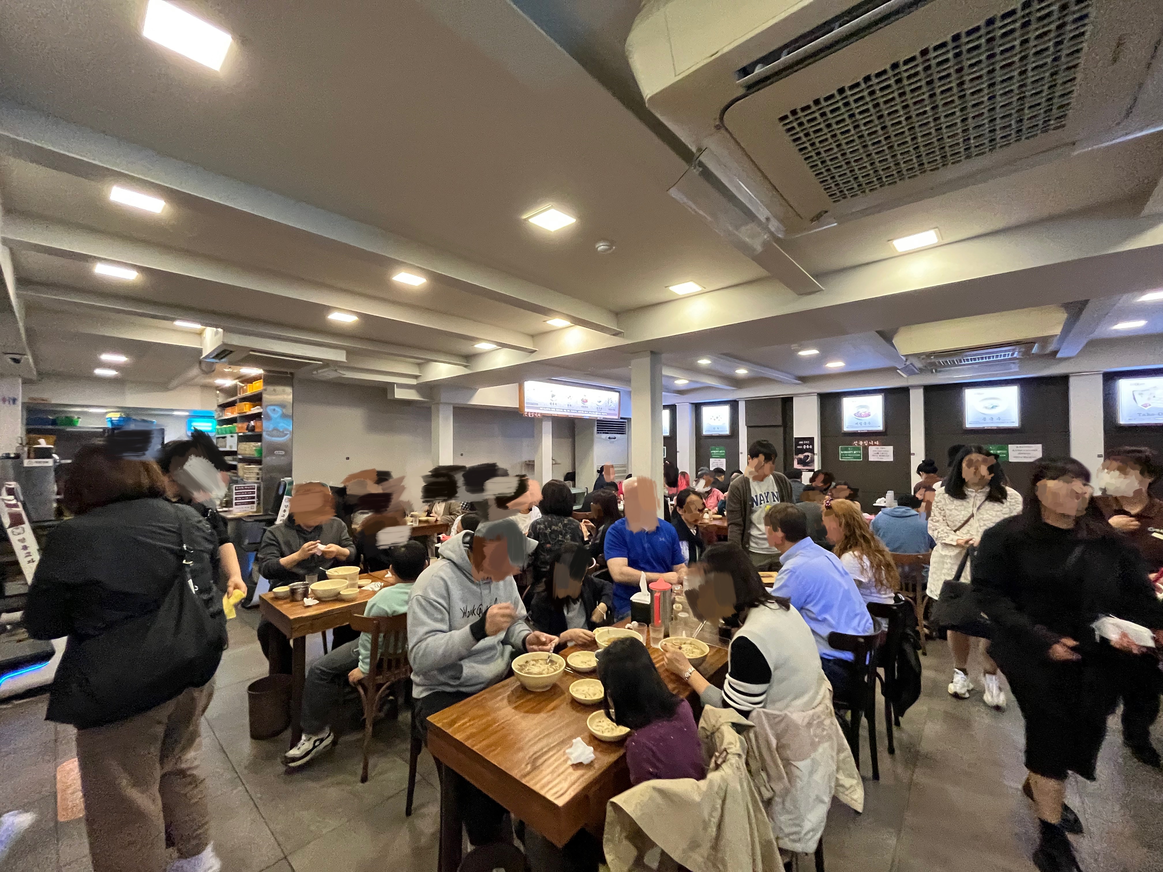 명동교자 내부전경