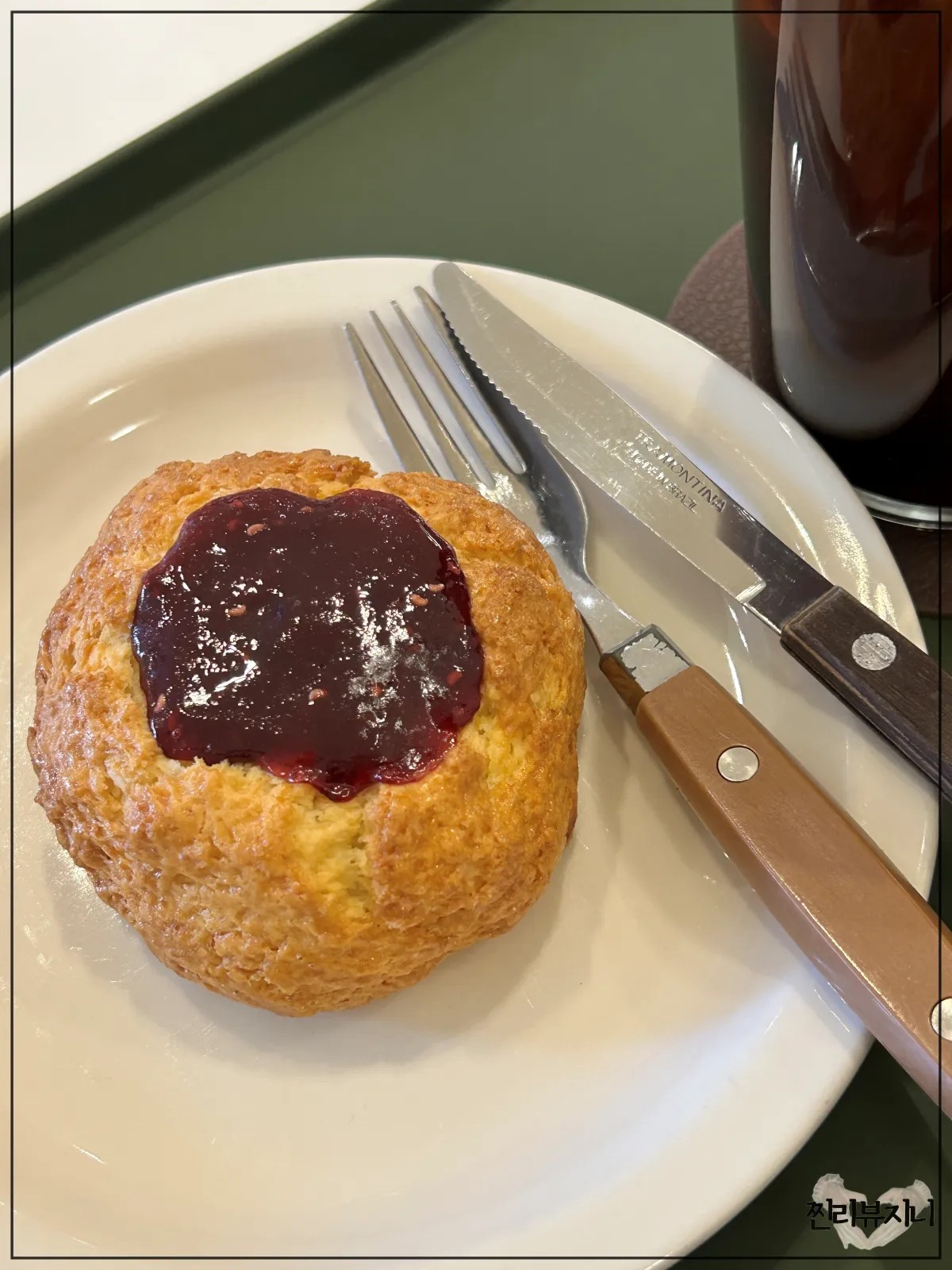 접시에-놓여져있는-라즈베리잼-스콘