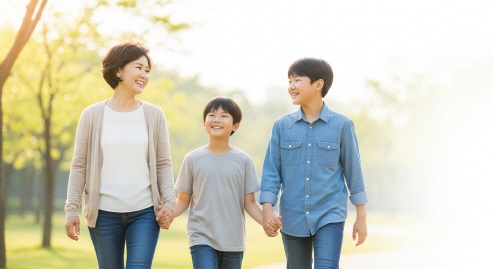 중년 여성이 가족과 함께 산책하는 모습
