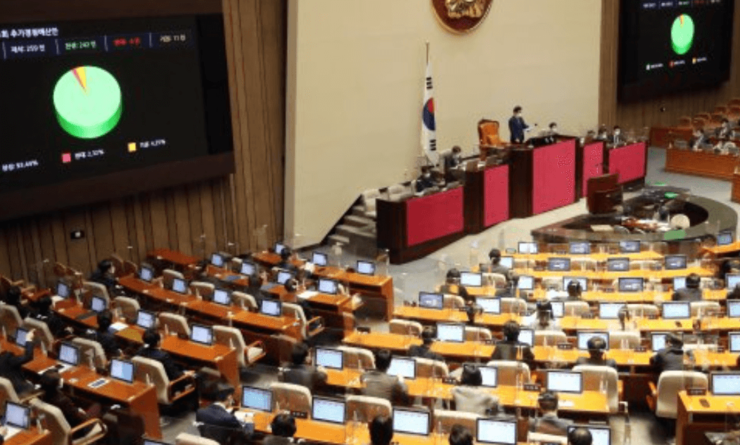 국회에서-회의중인-국회의원들