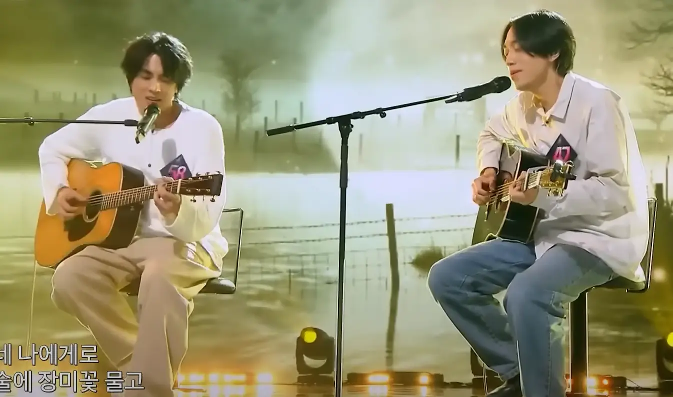 싱어게인3-
좌측 베이지색 바지에 흰색스웨터 갈색기타를 치며 의자에 앉아 스탠딩마이크에 입을 대고 노래하는 58호와 청바지에 흰색셔츠를 입고 의자에 앉아 검정색기타를 치며 스탠딩 마이크앞에서 눈을 감고 노래하는 47호