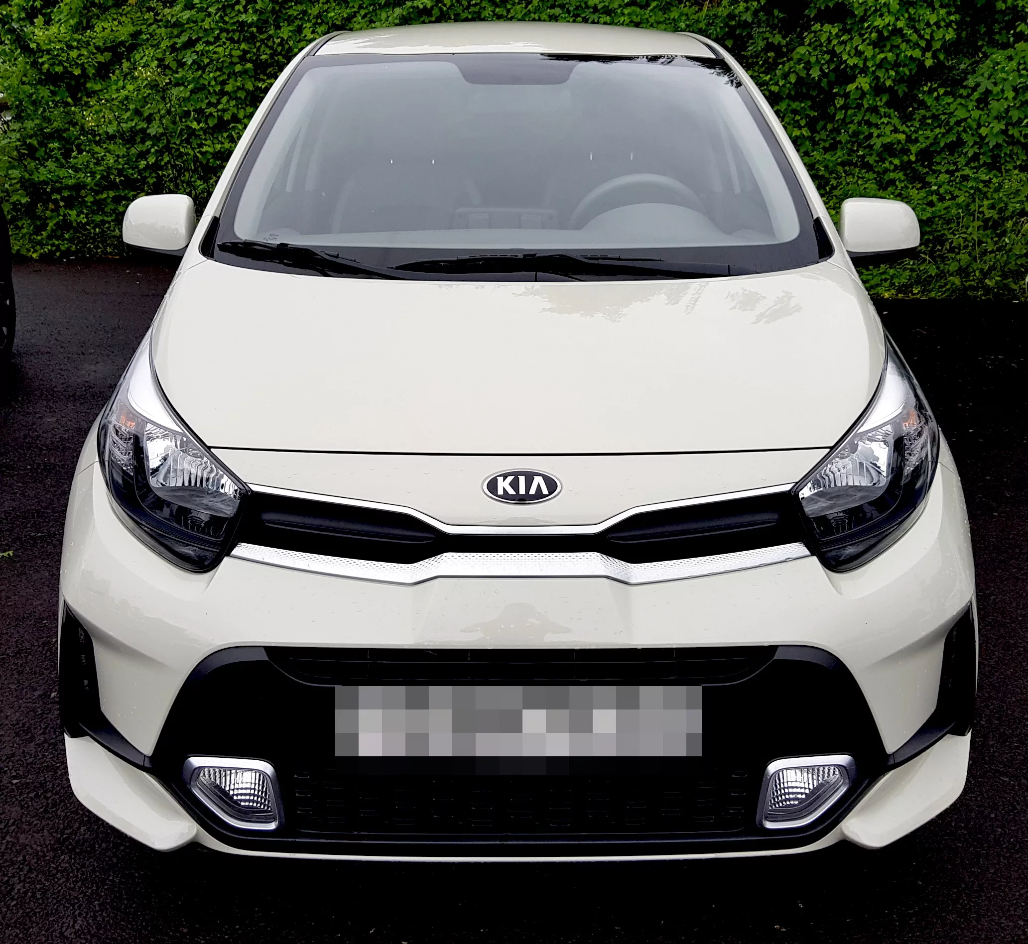 제주의 좁은 길 주행과 주차 편의를 위해 선택한 경제적인 경차.