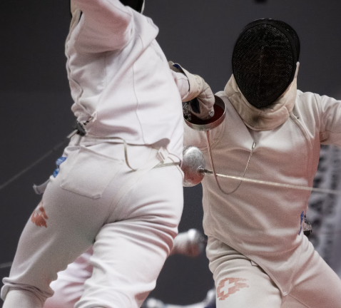 펜싱 경기를 하는 선수 두명