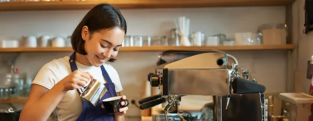 커피내리는카페직원