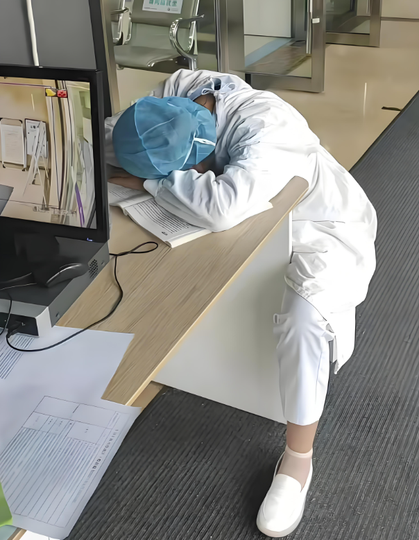 과도한업무에지처책상에업드려있는간호사