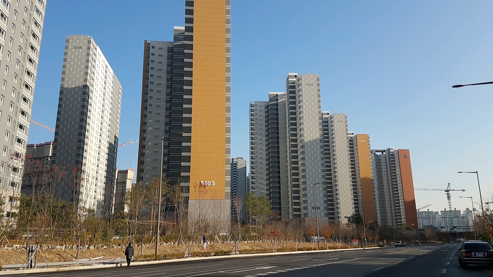 아파트 도로변 동