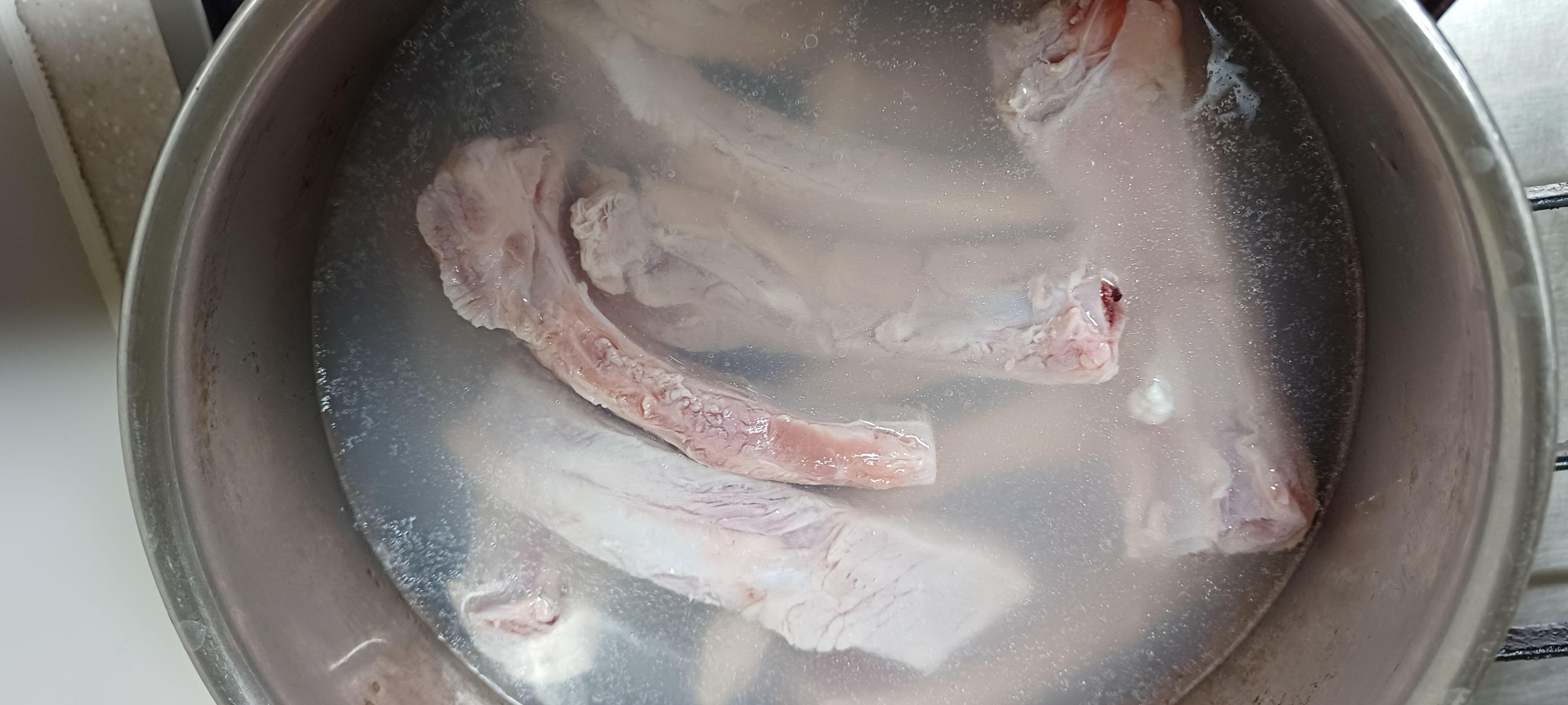 등갈비 삶아서 불순물 제거