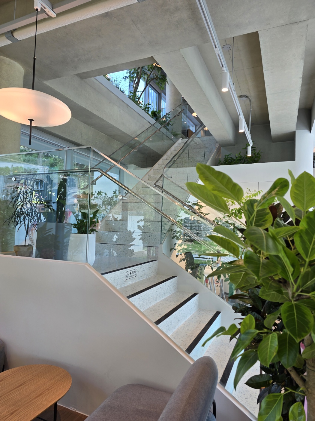 2층으로 올라가는계단