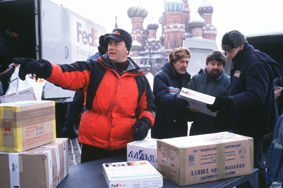 FEDEX 직원들과 일하는 주인공