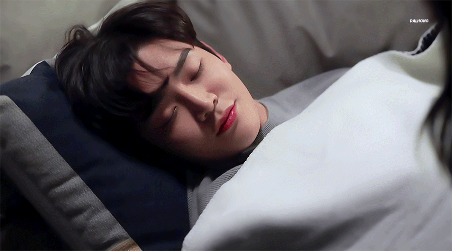 눈감고-있는-남자-선배-그-립스틱-바르지마요