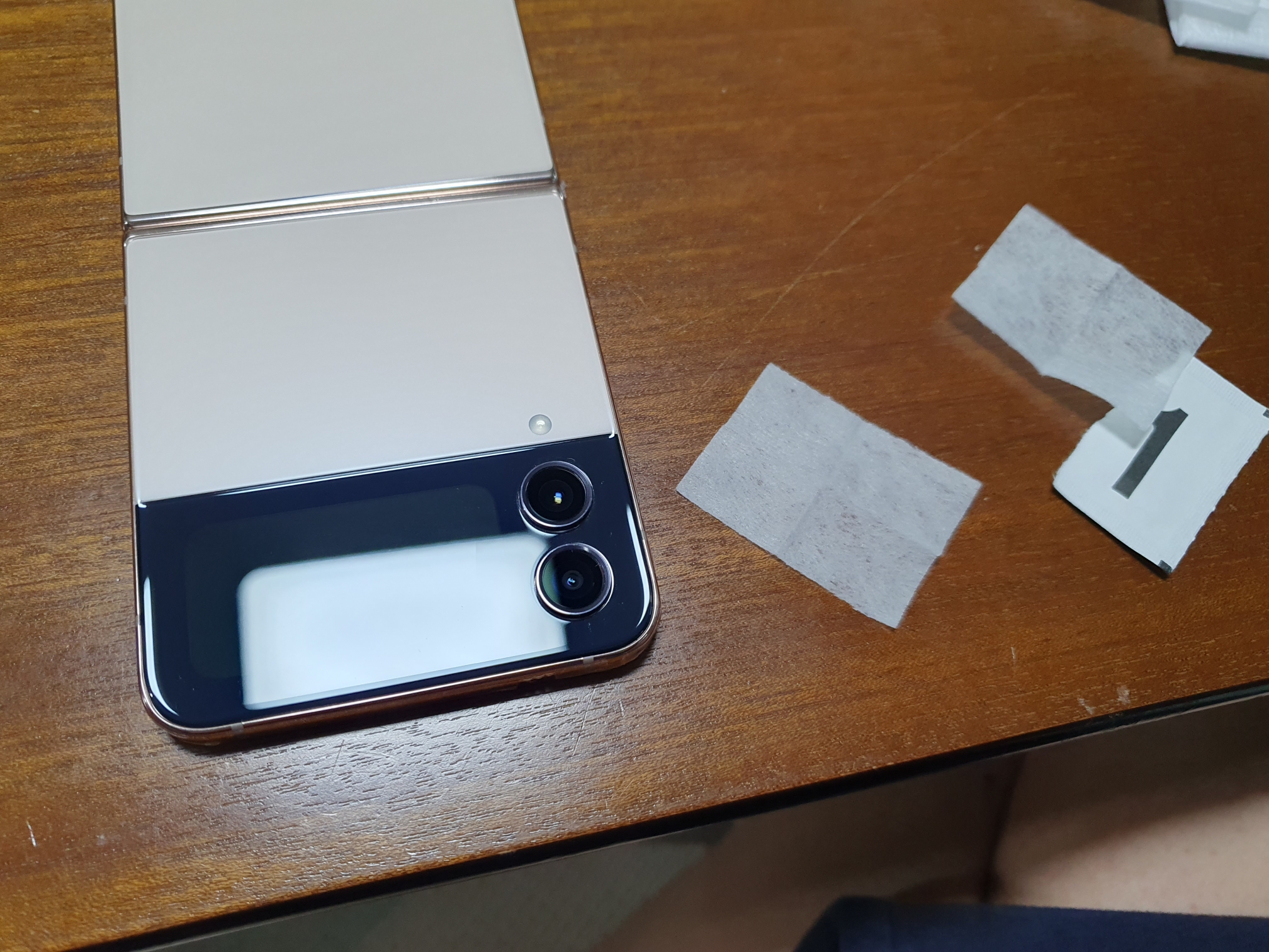 같이 동봉된 1번, 2번 클리너를 이용해서 닦고, 마지막으로 안경닦개로 닦아주면 끝!