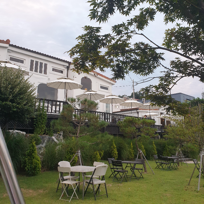 토크라피 : 강화도 동막해변 오션뷰 카페_야외 테이블