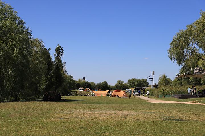 서울 노을캠핑장. 서울 마포구 하늘공원로 108-1 (상암동)